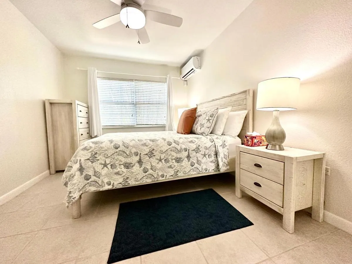 Snug Harbour View Condo #2 George Town Holiday home